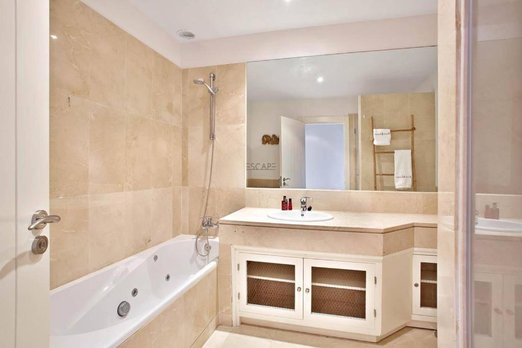 Estrella De Mar Zeezicht En Uitkijk Op Gibraltar 40m2 Terras Incl Zwembad Garzas Apartment Manilva